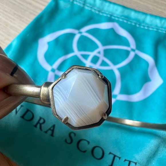 Kendra Scott Brinkley Bracelet Cuff in Antique Brass with White Banded Agate - Picture 3 of 6